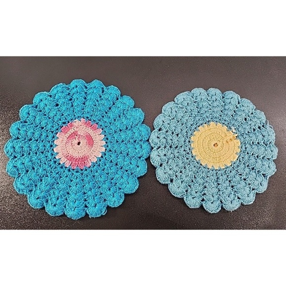 VINTAGE HAND CROCHETED POTHOLDERS TRIVETS‎ Blue& WHITE -flower CIRCLE!  Beauties